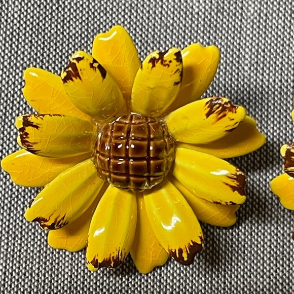 Vintage sunflower clip Earrings - Picture 4 of 5